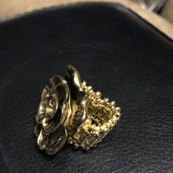 *NWOT. GOLD/BLACK FLOWER DESIGN STRETCHY RING 6-9 - Picture 2 of 4